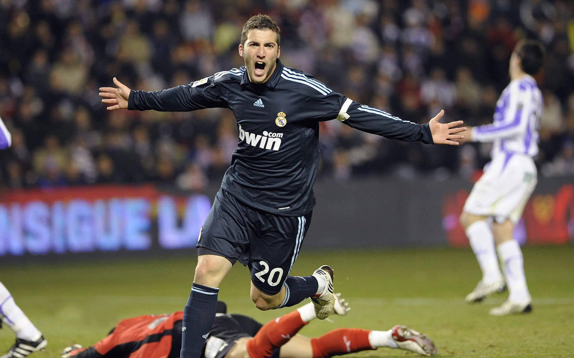 爱游戏体育在线赛事-曼联引援大手笔：签入超级新星，实力大增，曼联又一重磅签约达成